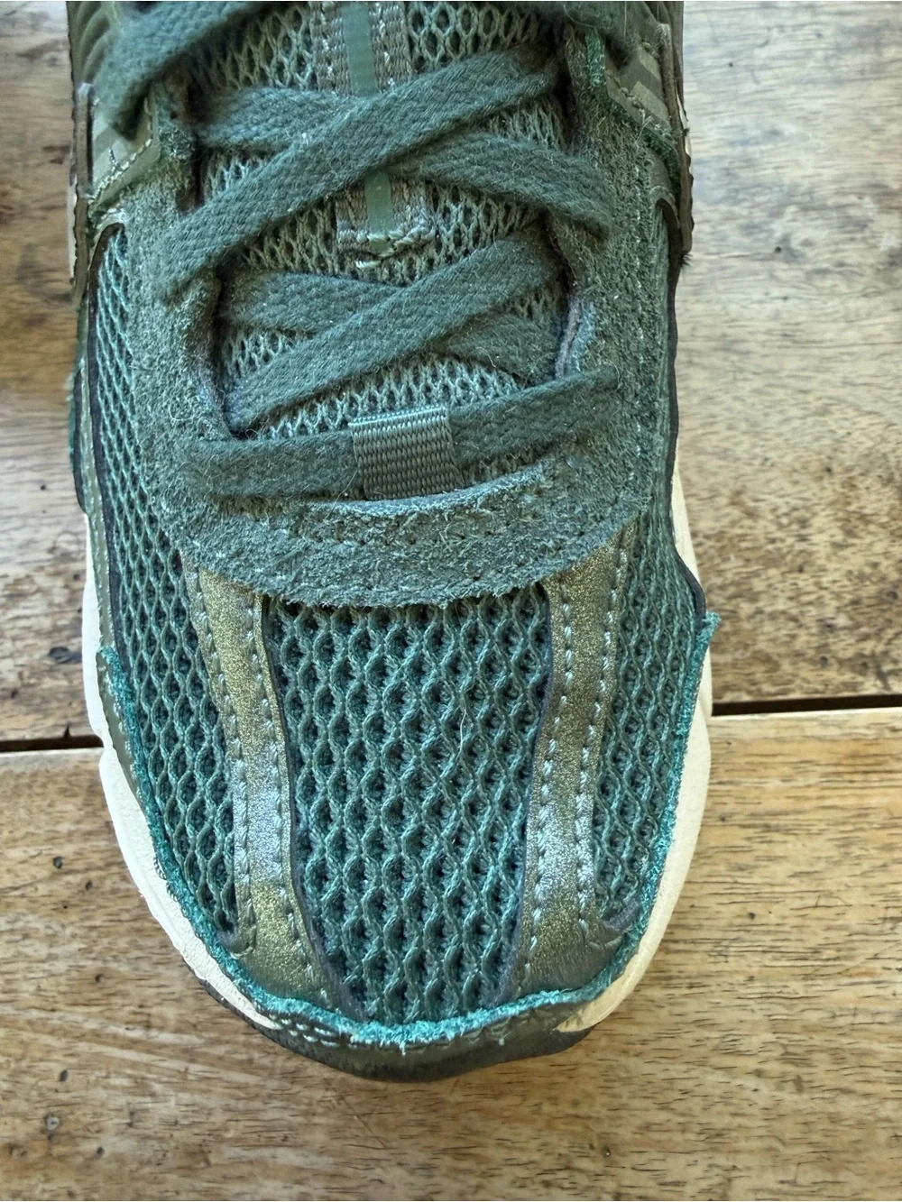 BRAND NEW Nike Women's Green Vomero 5 Sneakers with White Swoosh sz 9 - Picture 10 of 10
